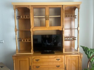 Mueble aparador de madera y cristal