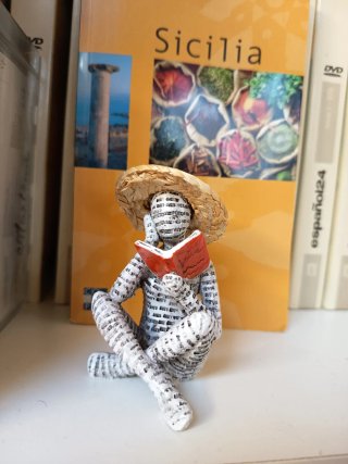 Statuina Il Lettore in resina e paglia