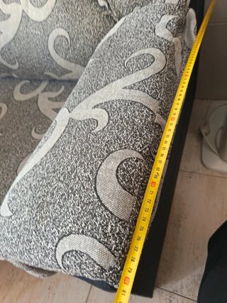 Sofá de 2 plazas tela gris y negro. Funda regalo.