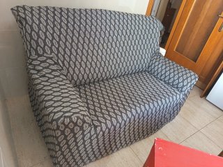 Sofá de 2 plazas tela gris y negro. Funda regalo.