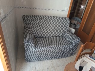 Sofá de 2 plazas tela gris y negro. Funda regalo.