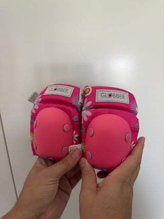 Casco Globber rosa y rodillera y coderas