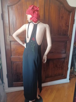 Vestito lungo nero con rosa ricamata