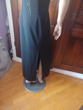 Vestito lungo nero con rosa ricamata