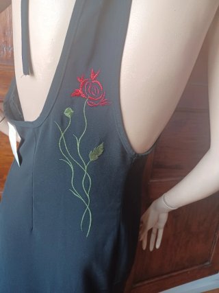Vestito lungo nero con rosa ricamata