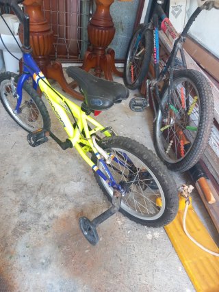 Bicicleta infantil amarilla y azul