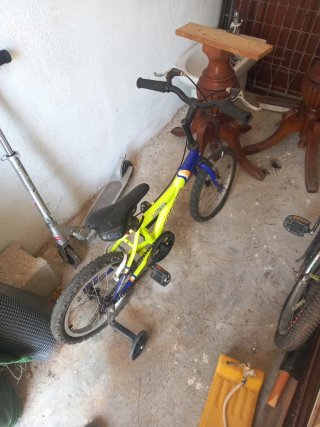 Bicicleta infantil amarilla y azul