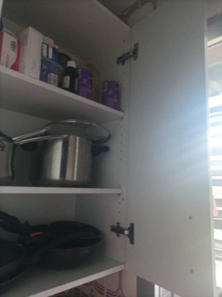 Muebles altos cocina blancos con tiradores dorados