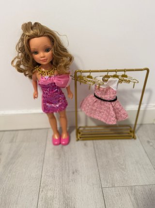 Nancy moda con perchero y vestido  Nueva