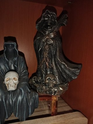 Set di 5 statue decorative teschi di Life Way, accendino e portasigari