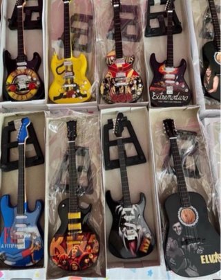 Guitarras miniatura decoración. Gupos musicales
