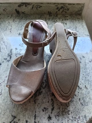 Sandalias cuña marrón y plateado talla 40