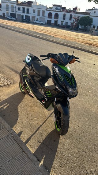Yamaha Aerox Negra y Verde