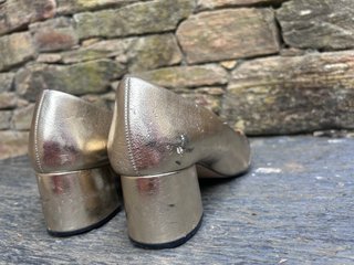 Zapatos planos dorados Zara