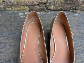 Zapatos planos dorados Zara