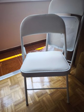 Silla metálica blanca plegable sin usar