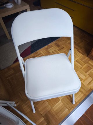 Silla metálica blanca plegable sin usar