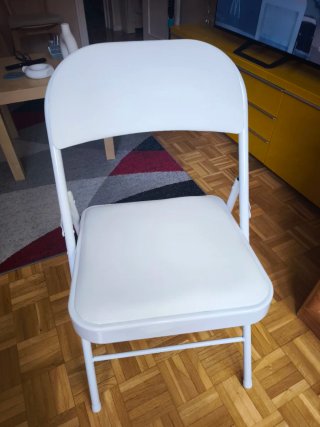 Silla metálica blanca plegable sin usar