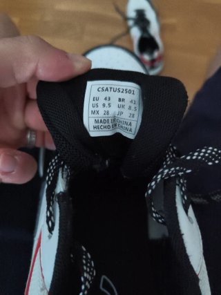 Zapatillas deportivas blancas y rojas