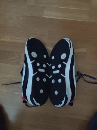 Zapatillas deportivas blancas y rojas
