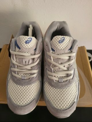 Zapatillas Asics Beige y Gris