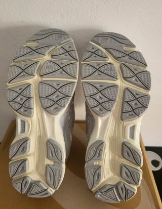 Zapatillas Asics Beige y Gris