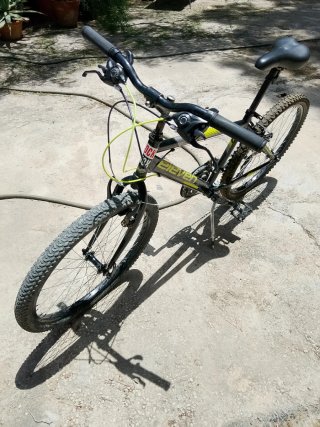 Bicicleta Montaña Negra y Amarilla