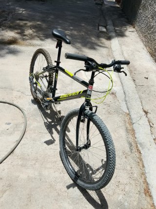 Bicicleta Montaña Negra y Amarilla