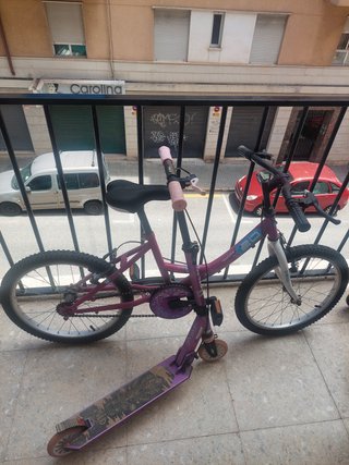 Bicicleta infantil y patinete morado
