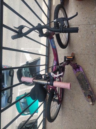 Bicicleta infantil y patinete morado