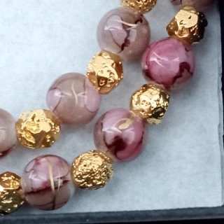 Collana porcellana e pietra lavica dorata