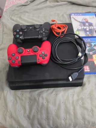 PS4 con 2 controller e 5 giochi