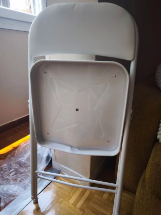 Silla plegable blanca sin usar