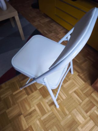 Silla plegable blanca sin usar