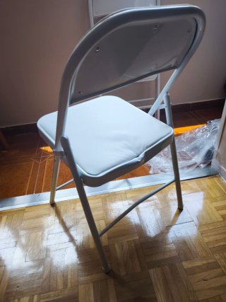 Silla plegable blanca sin usar