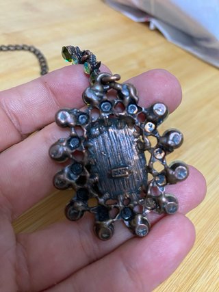 Collar con colgante de piedras verdes