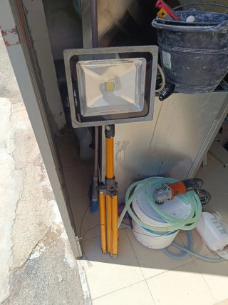 Proiettore LED Cantiere 250W  con il suo tre piedi