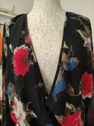 Blusa nera floreale manica lunga