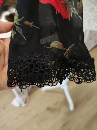 Blusa nera floreale manica lunga