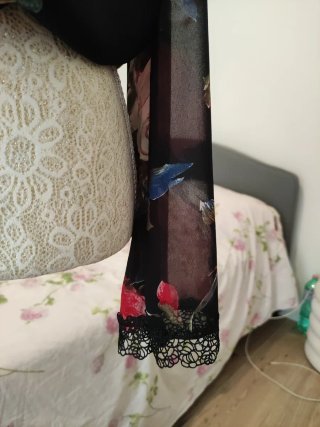 Blusa nera floreale manica lunga