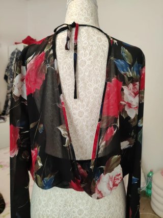 Blusa nera floreale manica lunga