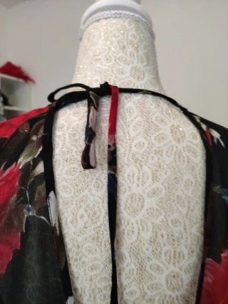 Blusa nera floreale manica lunga