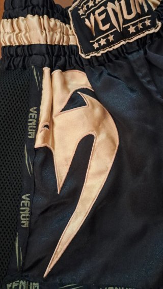 Pantalón Muay Thai Venum Negro/Dorado Talla XS