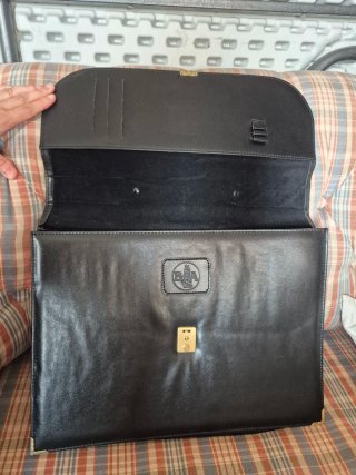 Maletín negro de piel