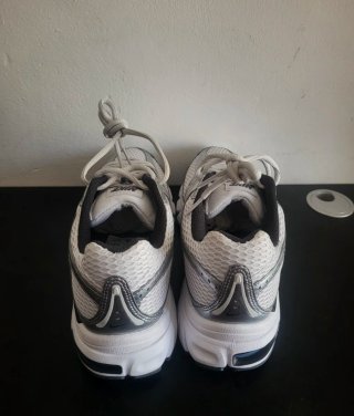 Zapatillas Nike Plata y Blanco