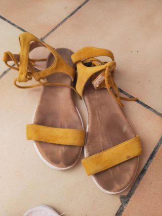 Sandalias romanas amarillas mujer