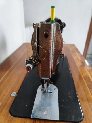 Máquina de coser Alfa de madera y metal