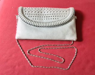 Elegante cartera plateada metalica