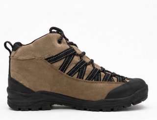 Botas de montaña marrones y negras