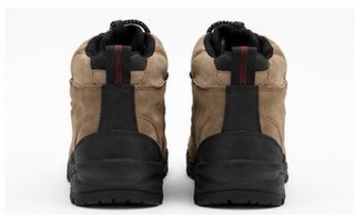 Botas de montaña marrones y negras